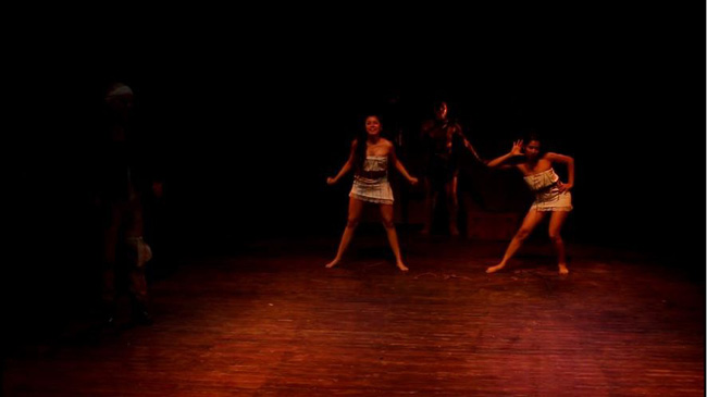 Un par de personas en un escenario

Descripción generada automáticamente con confianza baja