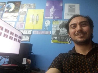 Persona posando delante de una pared

Descripción generada automáticamente con confianza media