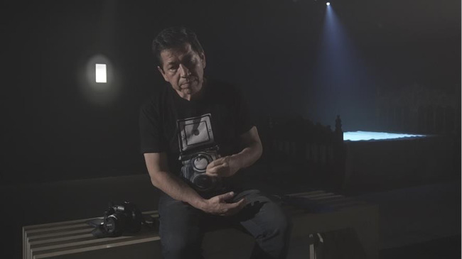 Un hombre con un micrófono en la mano
Descripción generada automáticamente con confianza baja